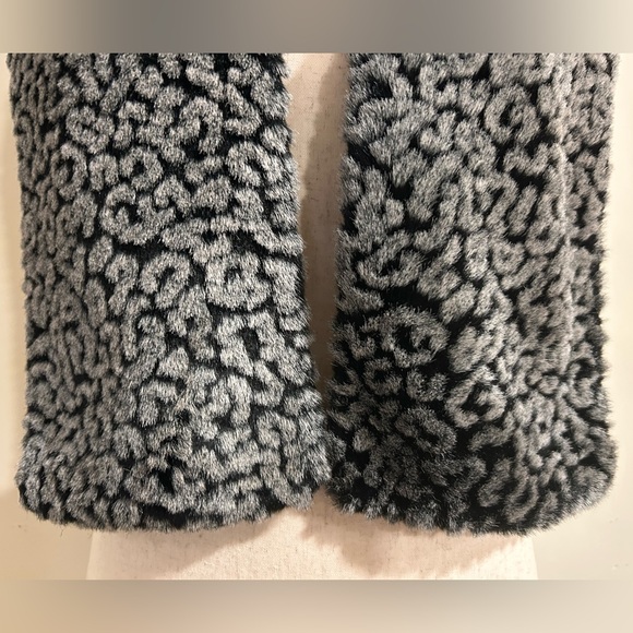 BEN BERGER Luxury Collection Soft Snuggly Faux Fur Gray Black Print Scarf Stole - Picture 3 of 12